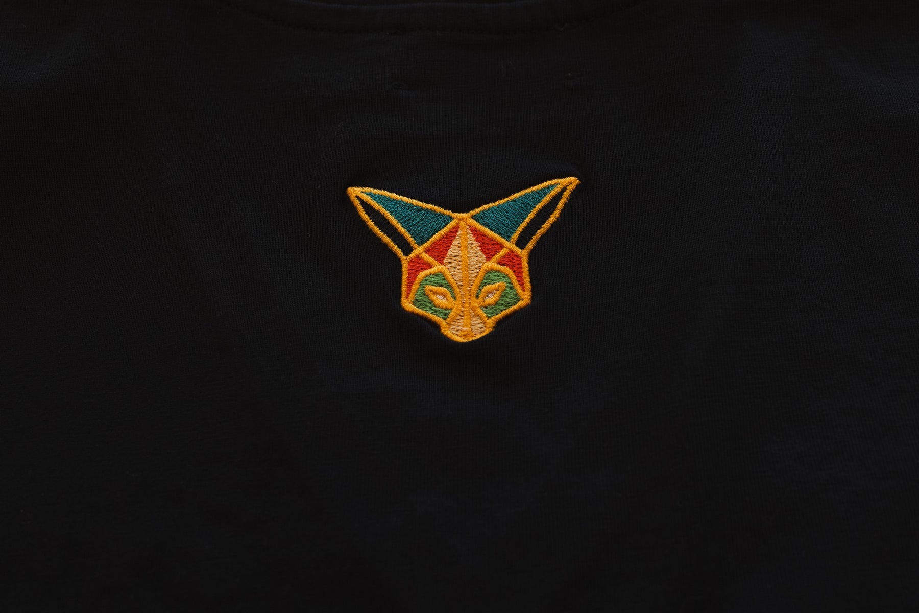 "FOUS MOI LA PAIX J'AI MES RÈGLES" 🩸 T-SHIRT BRODÉ COL EN V