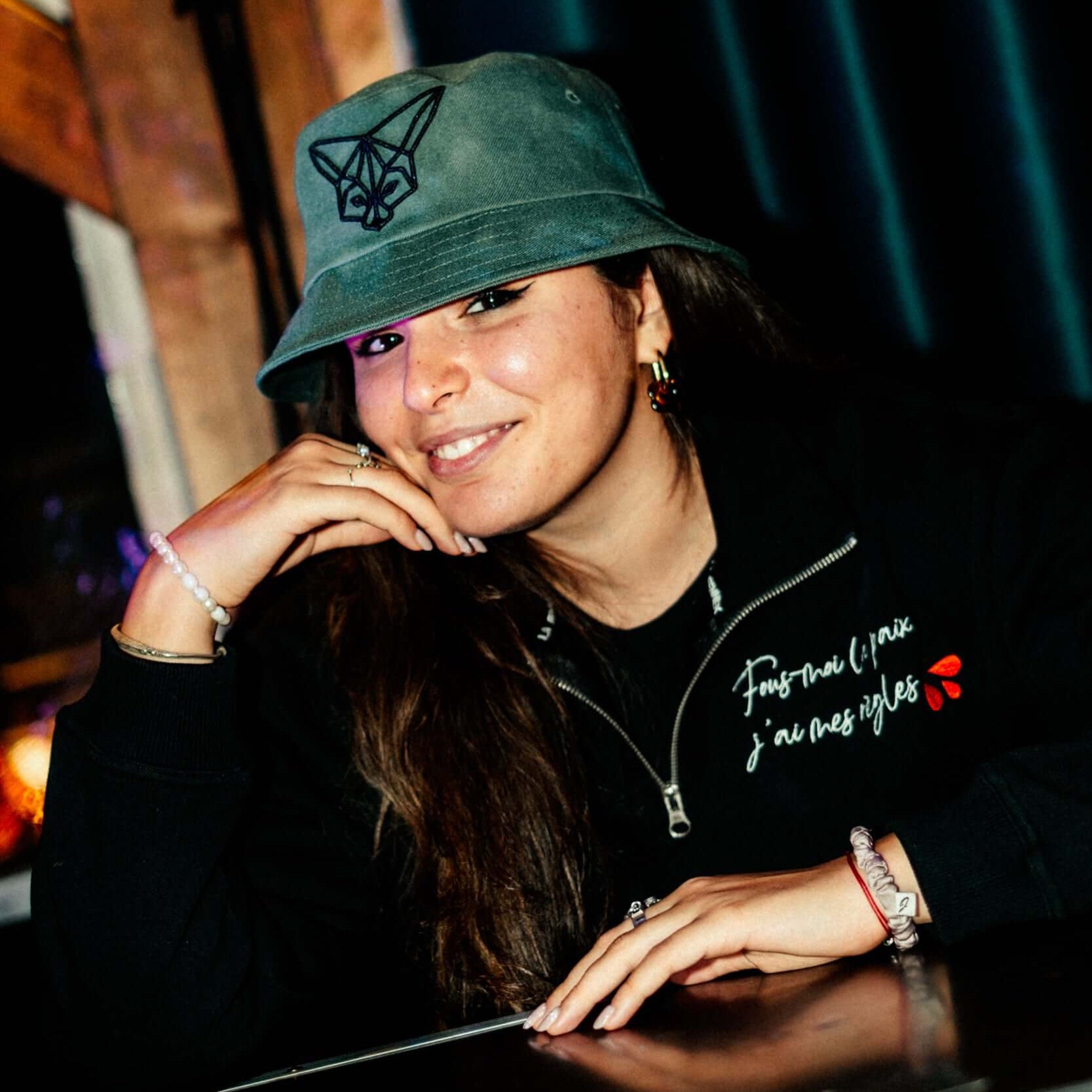 "FOUS MOI LA PAIX J'AI MES RÈGLES" 🩸 SWEAT À COL ZIPPÉ