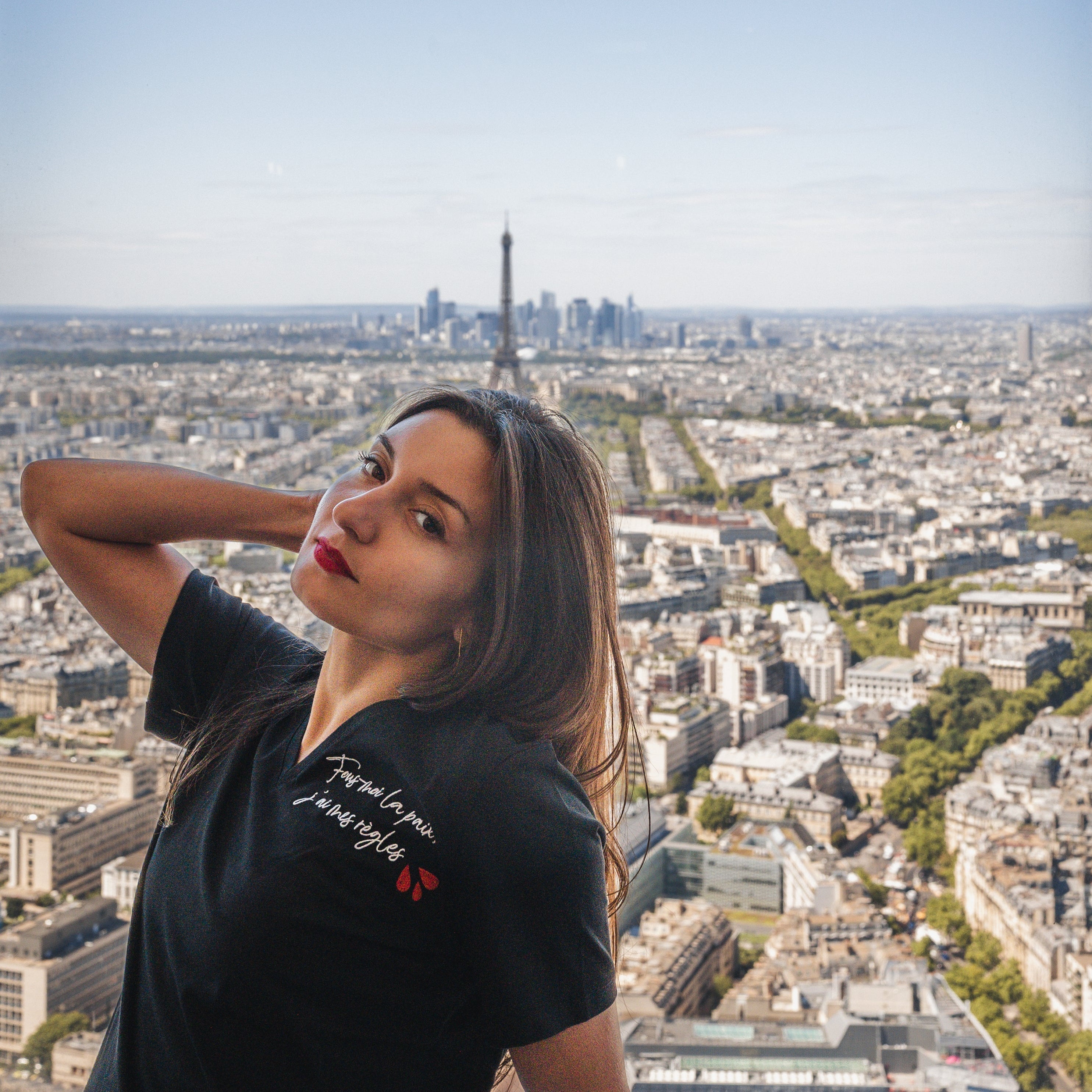 "FOUS MOI LA PAIX J'AI MES RÈGLES" 🩸 T-SHIRT BRODÉ COL EN V